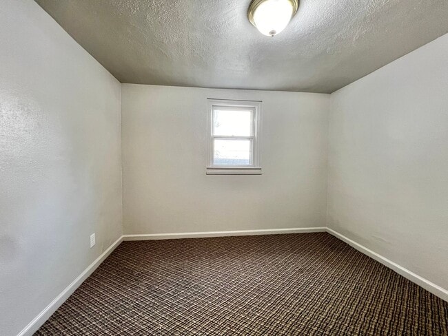 Building Photo - Cozy 2-Bedroom 1-Bath Basement Unit Near UNC!