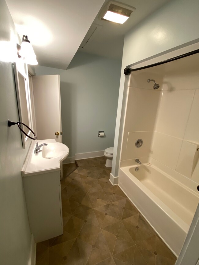 Bathroom w/tub/shower - 225 N Franklin St