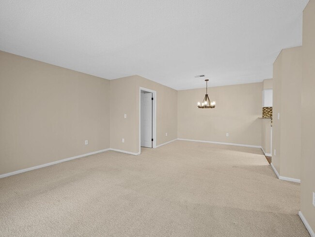 Building Photo - Gorgeous 2 bedroom home- Move-In Ready Condo in Parkview. Minutes to Downtown Greenville & the Ne...