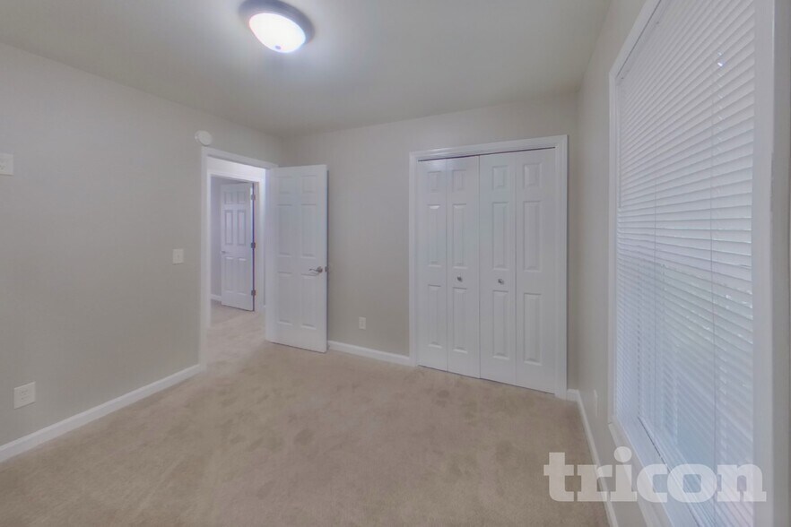 Building Photo - 229 Montclaire Cir