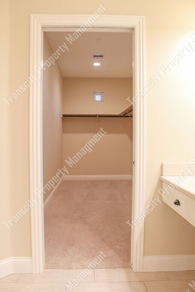 Building Photo - Spacious Custom Home Near Lindsay and McKe...