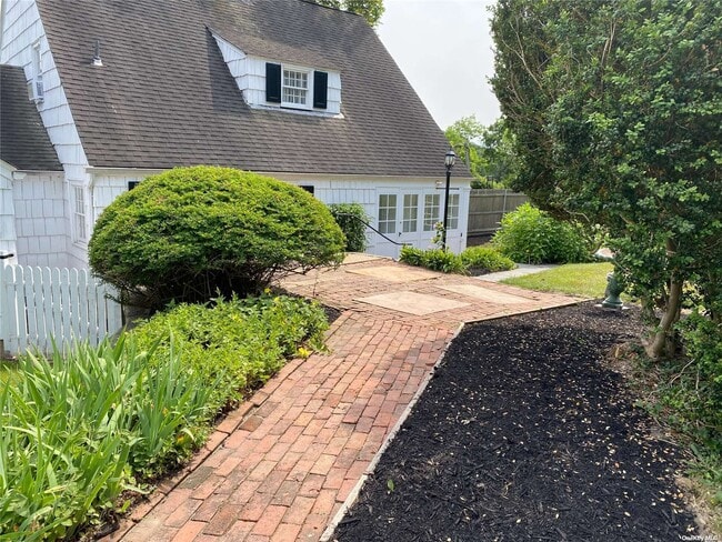 Building Photo - 23 Lloyd Harbor Rd