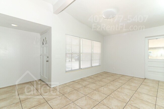 Building Photo - Charming 3/2 with Carport in Sanford