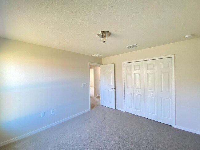 Building Photo - Desirable Marion Oaks Neighborhood 4/2/2 *WON'T LAST*