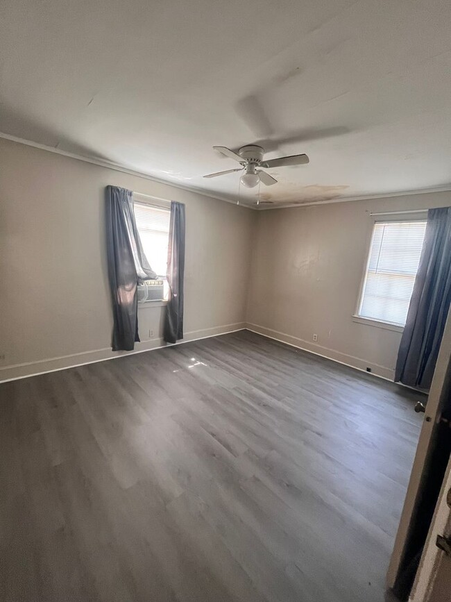 Building Photo - Charming 1 Bedroom