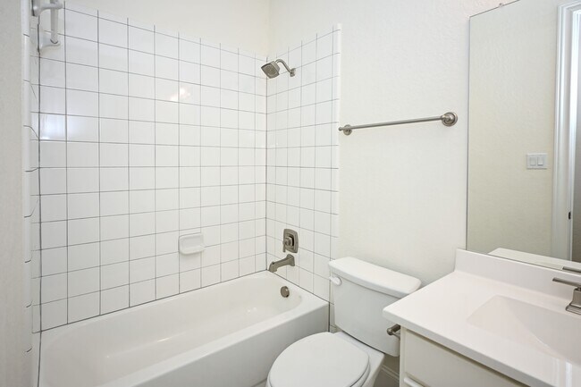 Building Photo - 1438 Oaklawn Dr