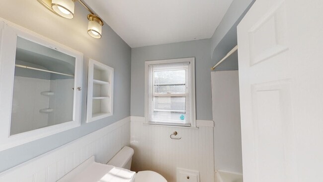 Building Photo - 1040 E Gates St