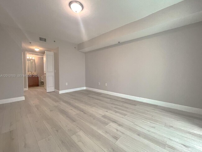 Building Photo - 2681 N Flamingo Rd