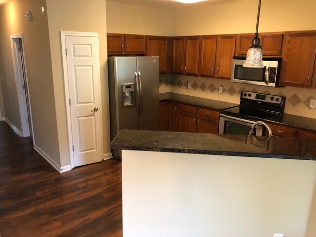 Building Photo - 2 Bed, 2 Bath Condo with Tandem Garage