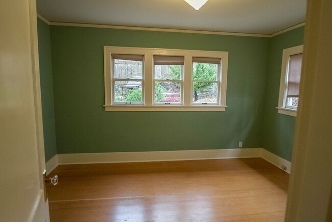 Building Photo - Beautiful Maple Leaf Home