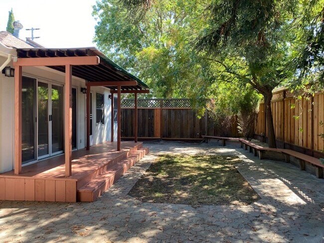 Building Photo - Charming home in great location