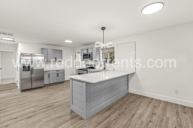 Building Photo - Stylish 3-Bed, 2-Bath Home Minutes from Do...