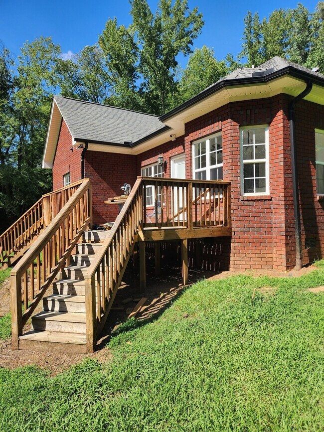 Building Photo - 2847 Mt Pleasant Rd N