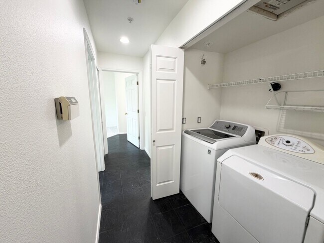 Building Photo - Light & Bright End Unit Condo!