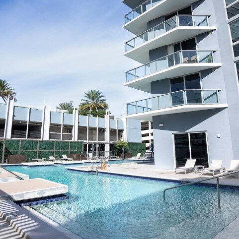 Building Photo - 1010 SW 2nd Ave