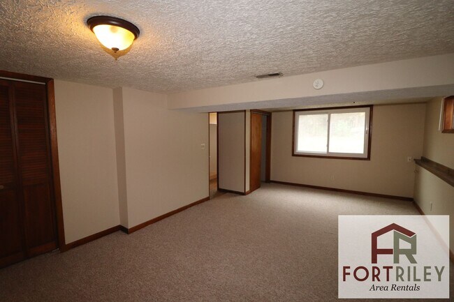 Building Photo - 519 Maple St