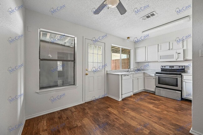 Building Photo - 800 Bluebonnet Dr