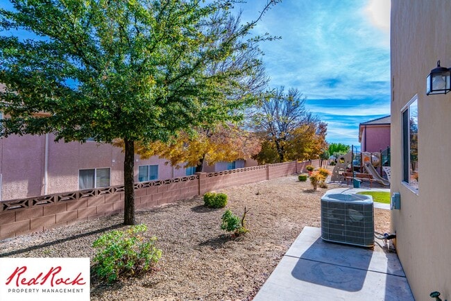 Building Photo - End Unit, DOG-FRIENDLY 3 Bedroom Townhome ...
