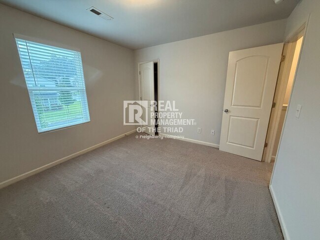 Building Photo - 3918 Vershire Ave