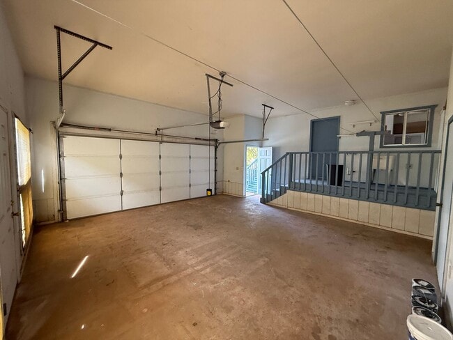 Building Photo - Kekaha 3 bed 1.5 bath single-family home