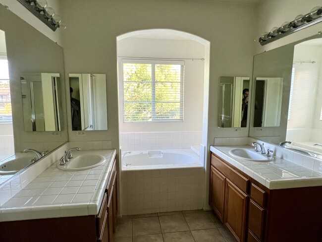 Master bathroom - 27447 Coldwater Dr