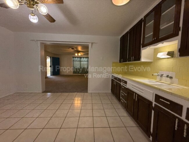 Building Photo - 2332 W Diana Ave