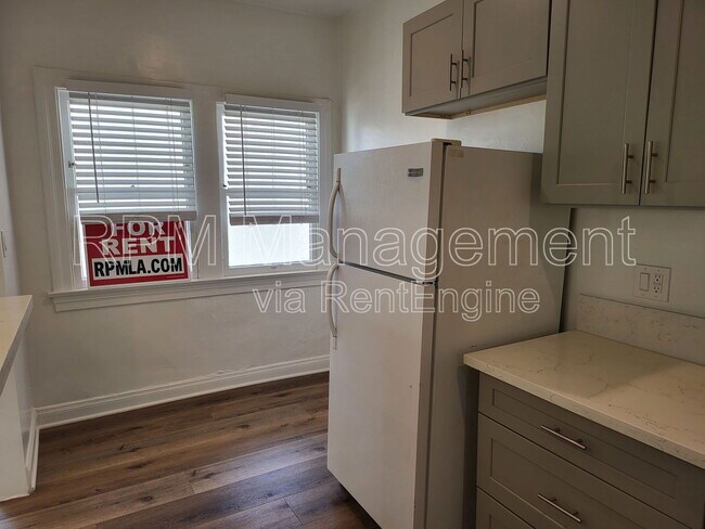 Building Photo - 831 1/3 N. Formosa Ave.