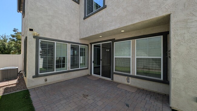 Building Photo - 3 Bedroom Home in the Mulberry Community Near S Signal Butte Rd and E Guadalupe Rd!