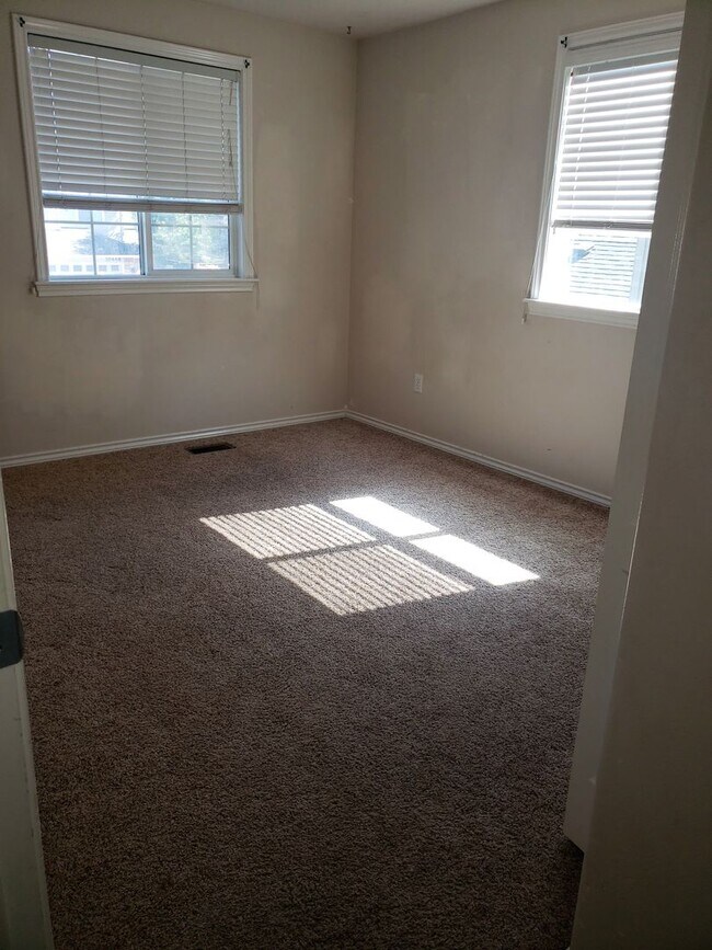 Building Photo - Great Location! 4 bedroom!