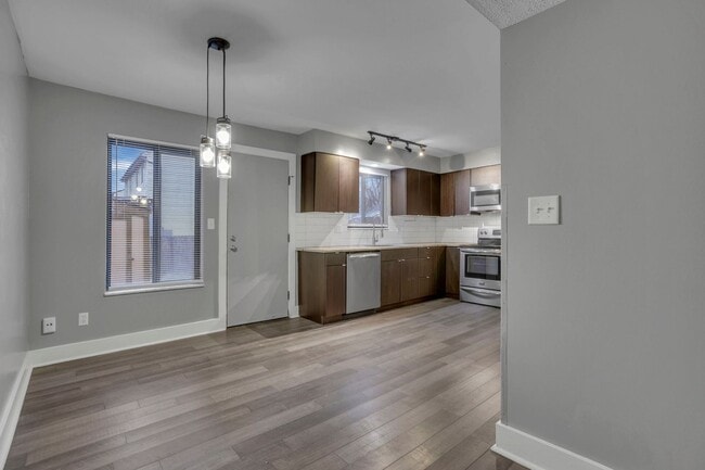 Building Photo - Beautiful 3 Bedroom 1.5 Bathroom Townhome Minutes from Easton