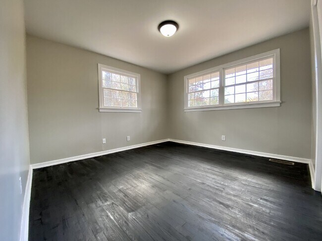 Building Photo - "Charming 3-Bedroom Rental with Hardwood Floors in Florence, AL - A Must-See!"