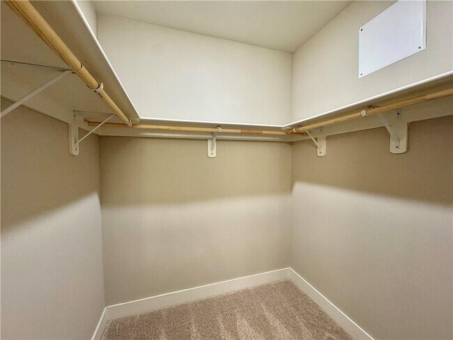 Building Photo - 811 NE Hts Ln