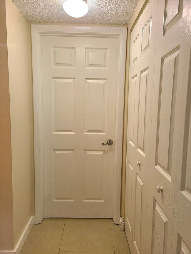 Building Photo - 801 Lyons Rd