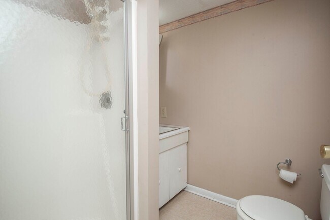 Building Photo - Halls 37938 - 4 bedroom, bath home with 4 garage spaces - Call Susan Niedergeses 865-300-4722