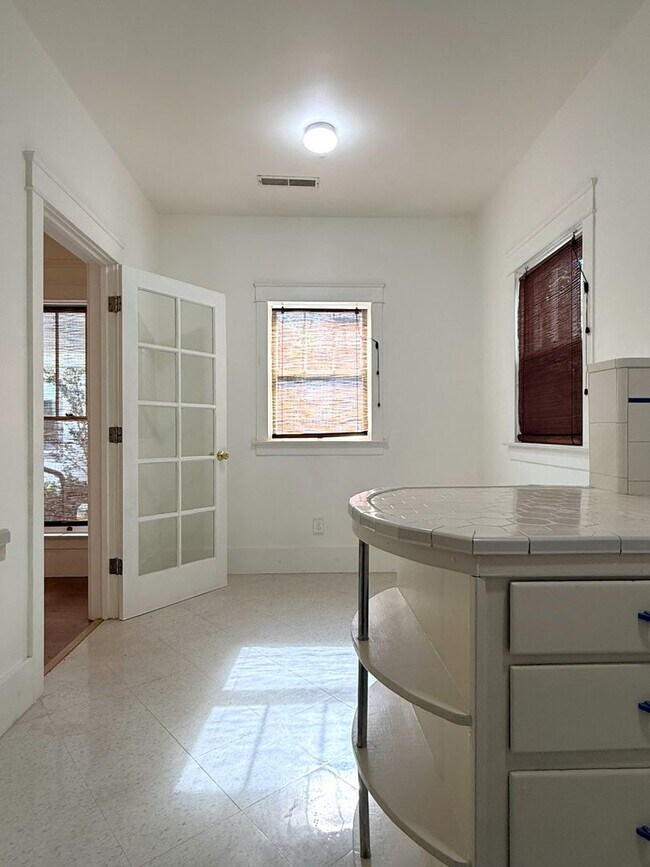 Building Photo - 838 W 19th St