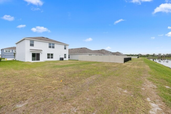 Building Photo - Spacious 5 Bedroom in Parrish!