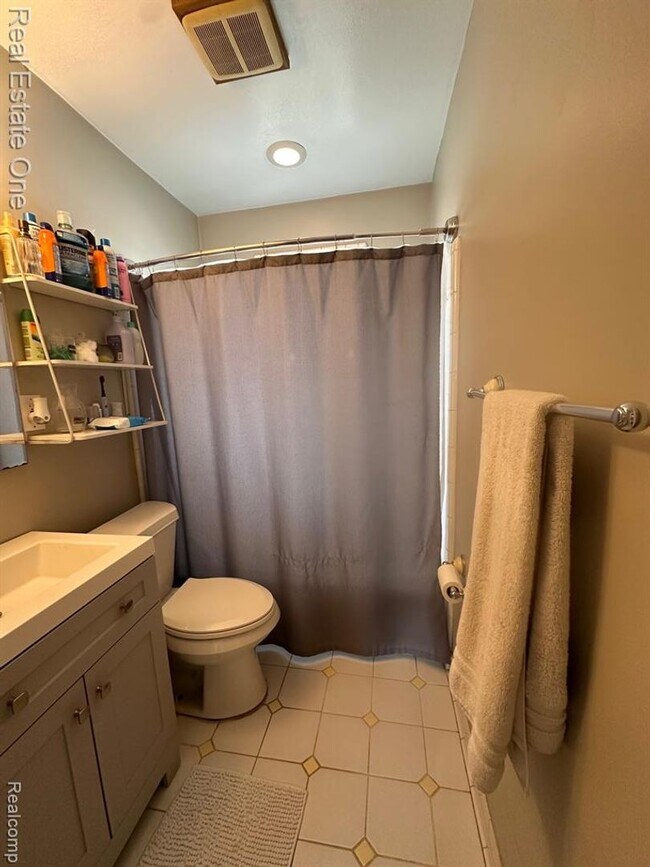 Building Photo - 2 Bedroom 1 Bath