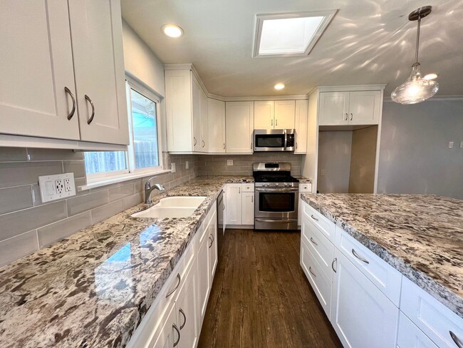 Building Photo - 4 Bedroom home available in Huntington Beach