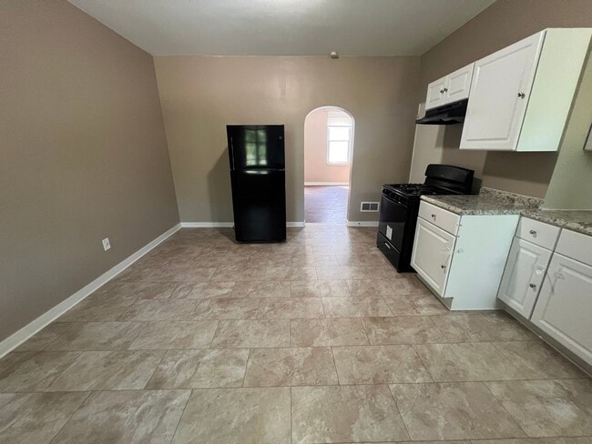 Building Photo - Pittsburgh - 6 Bedroom 1.5 Bathroom - For rent
