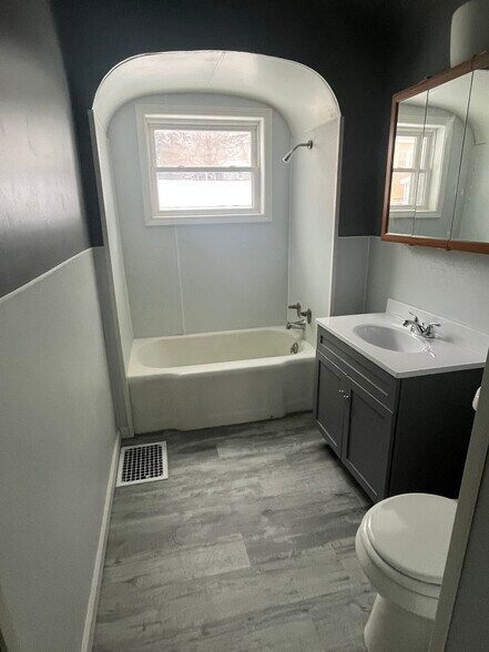 Building Photo - 313 E 7th St