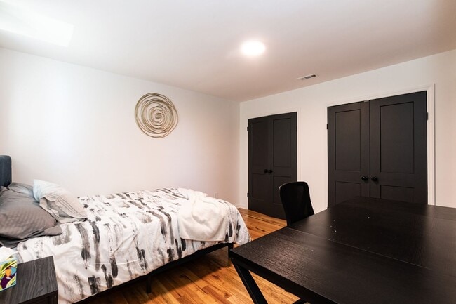 Building Photo - Ultra Modern Three Bedroom Home!