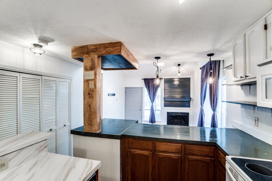 Building Photo - 511 Post Oak Ln