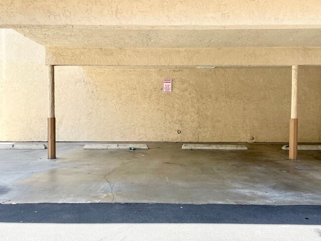 Building Photo - Updated Second Floor Single Level Unit!