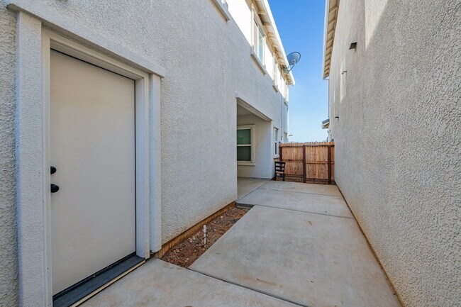 Building Photo - 12161 Coal Crk Wy