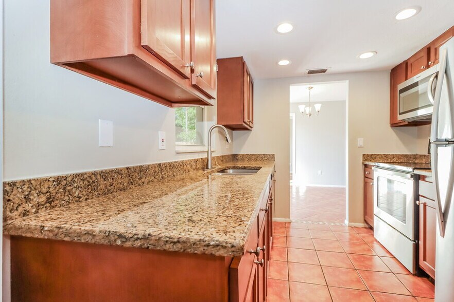 Building Photo - 2335 Timbercrest Cir W