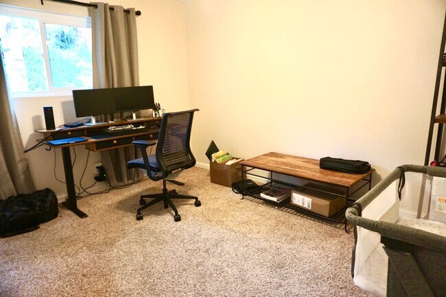 Building Photo - Quaint Four Bed/ Two Bath in Oceanside