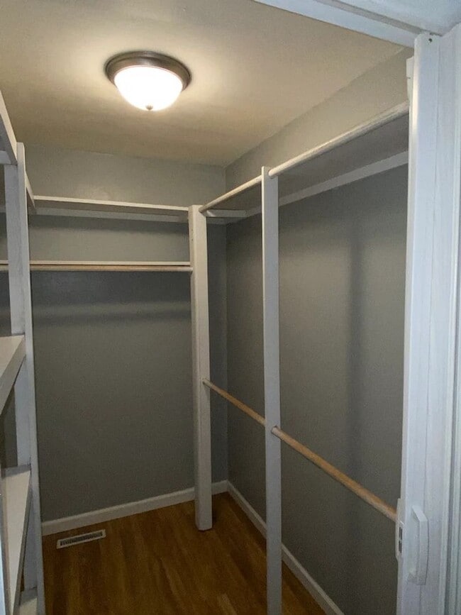 Building Photo - ~ RENT SPECIAL ~ HOLIDAY MERRINESS ~ 2 Bedroom, 1 bathroom West Side Apartment For Rent