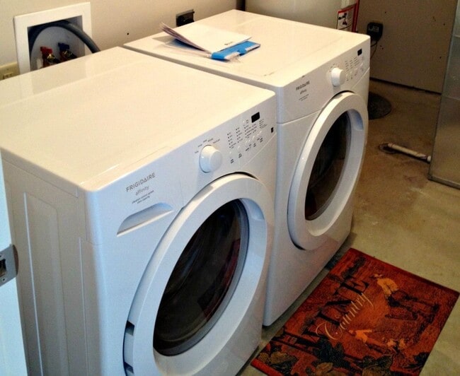 Building Photo - 3 Bedroom Townhome | Attached Double Stall Garage | Spacious