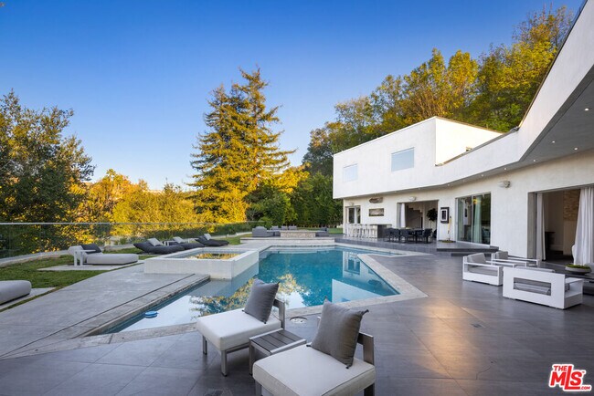 Building Photo - 2666 Hutton Dr