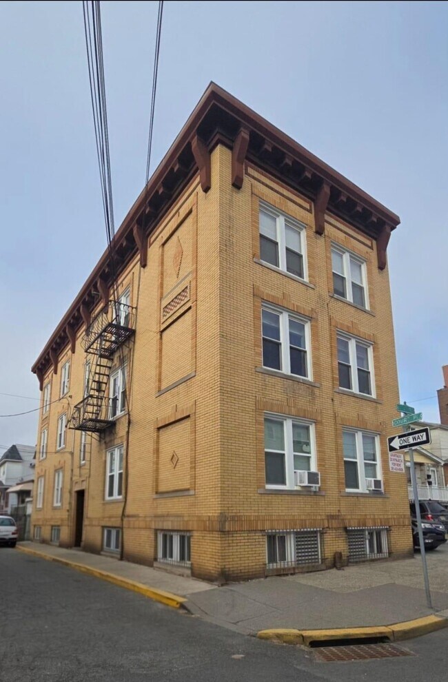 Building Photo - 18 E 17th St